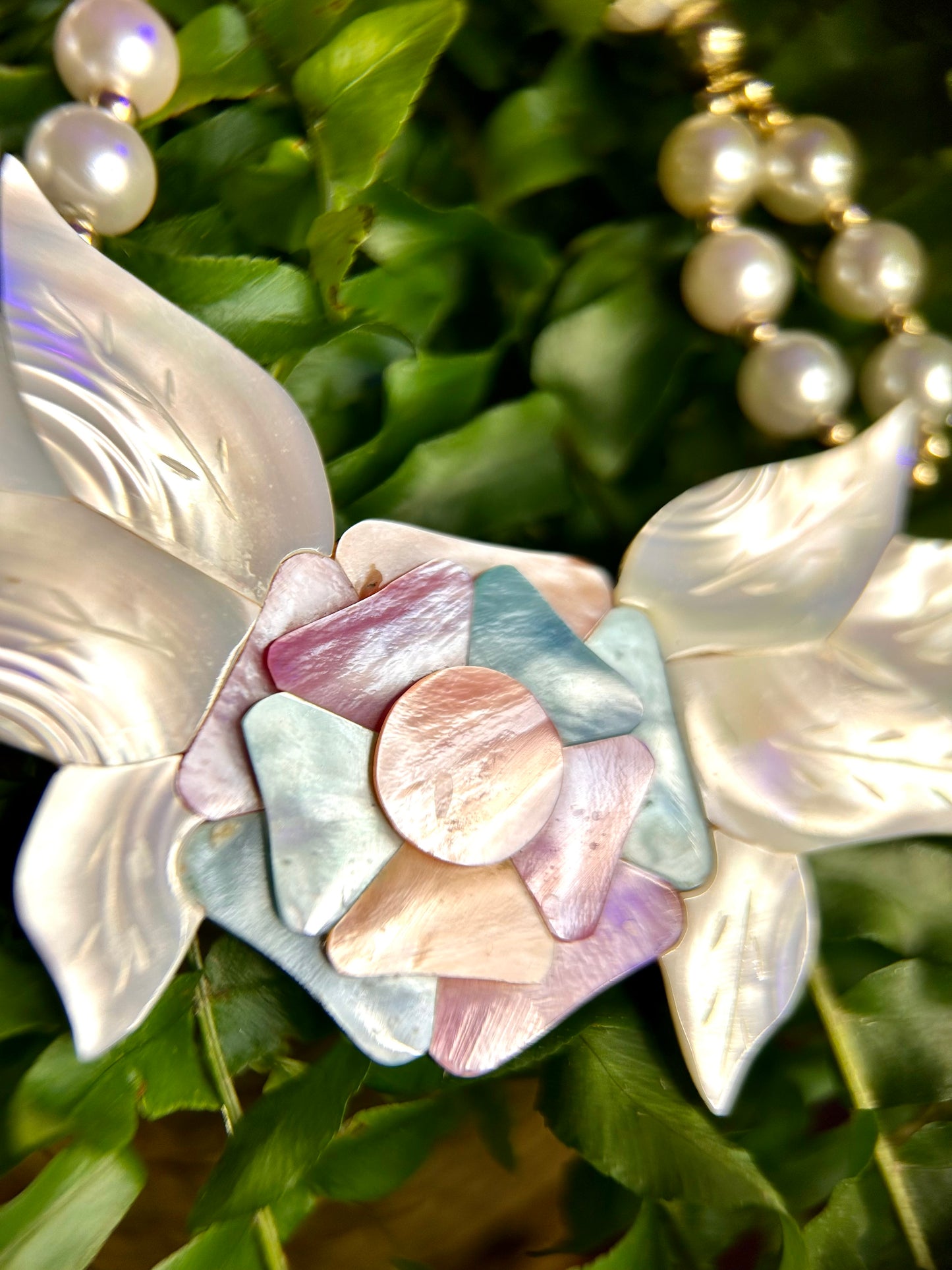 Vintage Lee Sands Mother of Pearl Inlay Floral Necklace