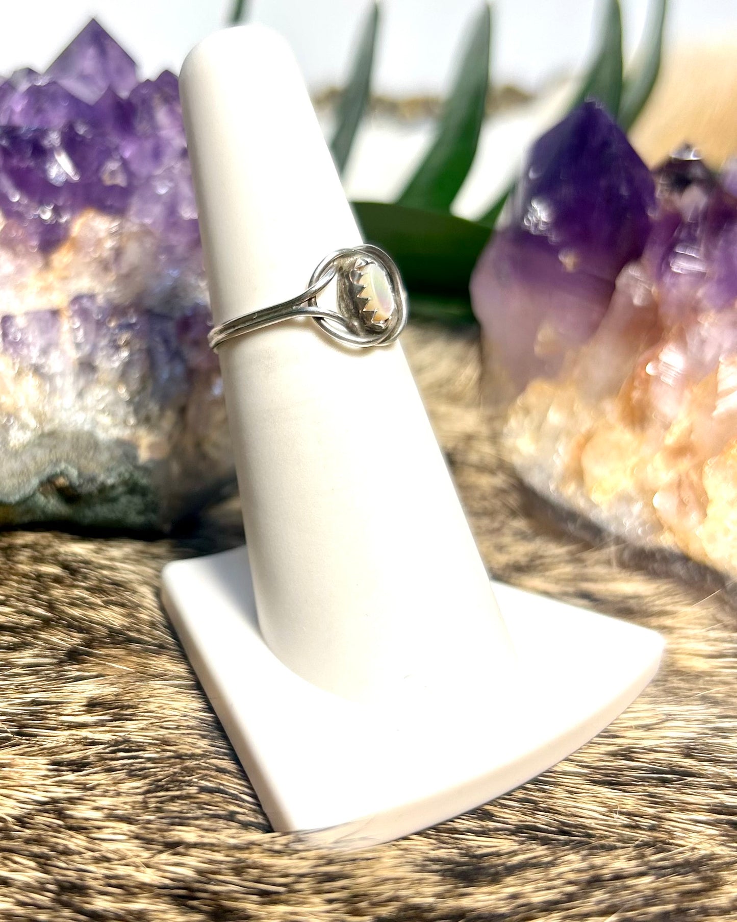 Size 5.5 Vintage Sterling Silver Mother of Pearl Ring